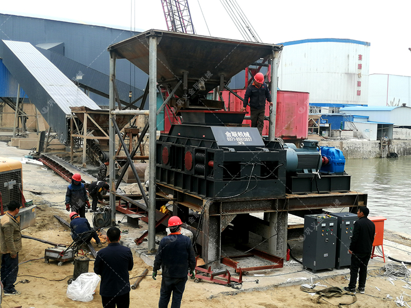 花崗巖對輥破碎機出料粒度多少？產量多大？